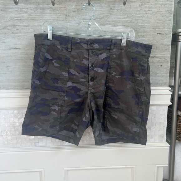 32 Anthropologie wanderer utility shorts moss green blue camo - Picture 11 of 17